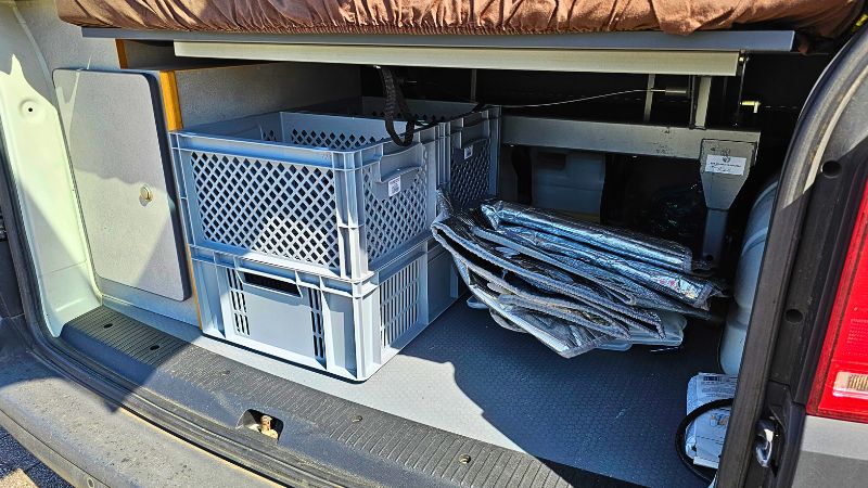 Der Kofferraum eines VW T6 mit Euroboxen und Windowcovern