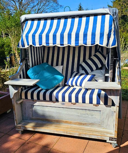 Ein Blau Weiß gestreifter Strandkorb im Garten