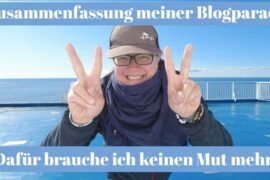 „Frau mit Basecap und Schal zeigt lachend zwei Peace-Zeichen auf dem Deck einer Fähre, blauer Himmel im Hintergrund. Text im Bild: ‚Zusammenfassung meiner Blogparade – Dafür brauche ich keinen Mut mehr!‘“