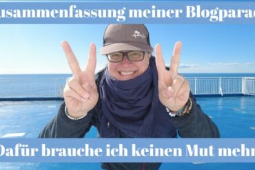 „Frau mit Basecap und Schal zeigt lachend zwei Peace-Zeichen auf dem Deck einer Fähre, blauer Himmel im Hintergrund. Text im Bild: ‚Zusammenfassung meiner Blogparade – Dafür brauche ich keinen Mut mehr!‘“