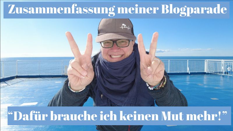 „Frau mit Basecap und Schal zeigt lachend zwei Peace-Zeichen auf dem Deck einer Fähre, blauer Himmel im Hintergrund. Text im Bild: ‚Zusammenfassung meiner Blogparade – Dafür brauche ich keinen Mut mehr!‘“