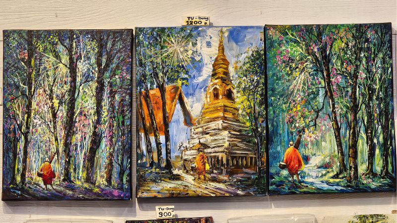 drei gemalte Bilder von buddhistischen Mönchen, die man jeweils nur von hinten und in Entfernung sieht. Zweimal spazieren sie im Walt und einmal sieht mal eine Pagode