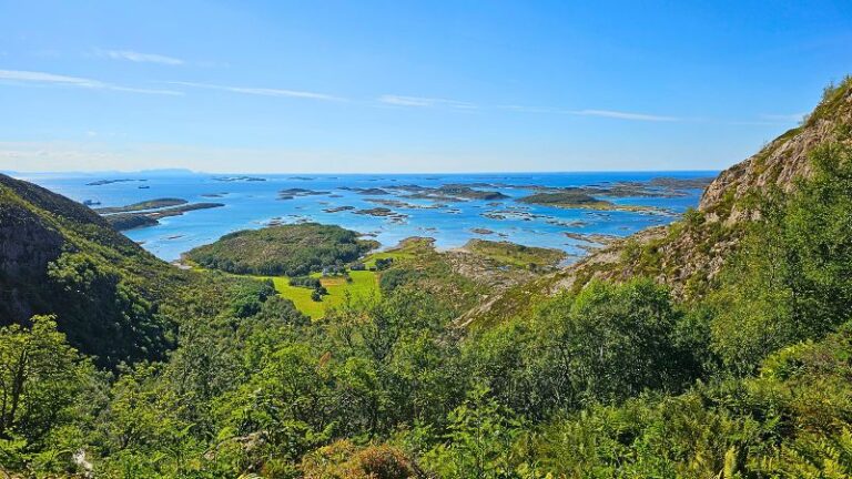 Torghatten Wanderung Norwegen: Durch das berühmte Loch im Berg