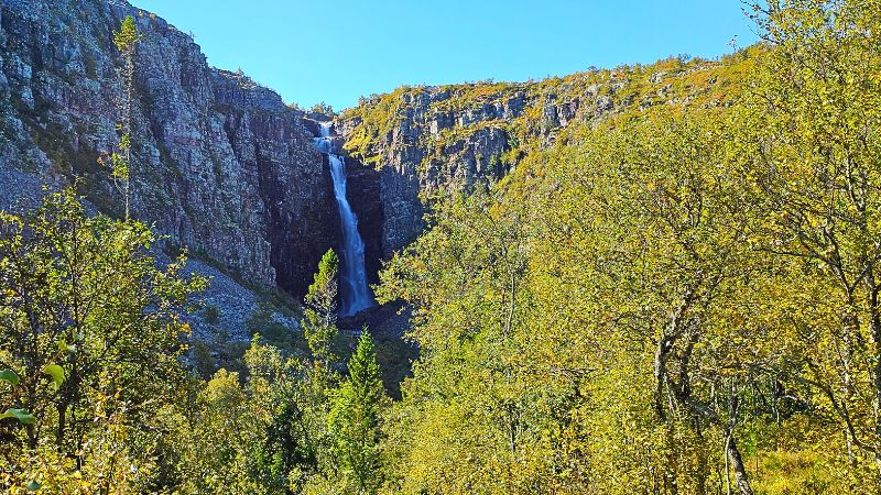 Blick aus der ferne auf den Wasserfall im Fulufjället Nationalpark